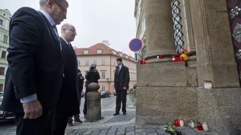 Bohuslav Sobotka a Lubomír Zaorálek před německou ambasádou
