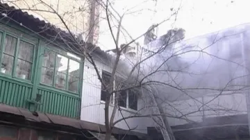 Požár po výbuchu v bytě teroristů