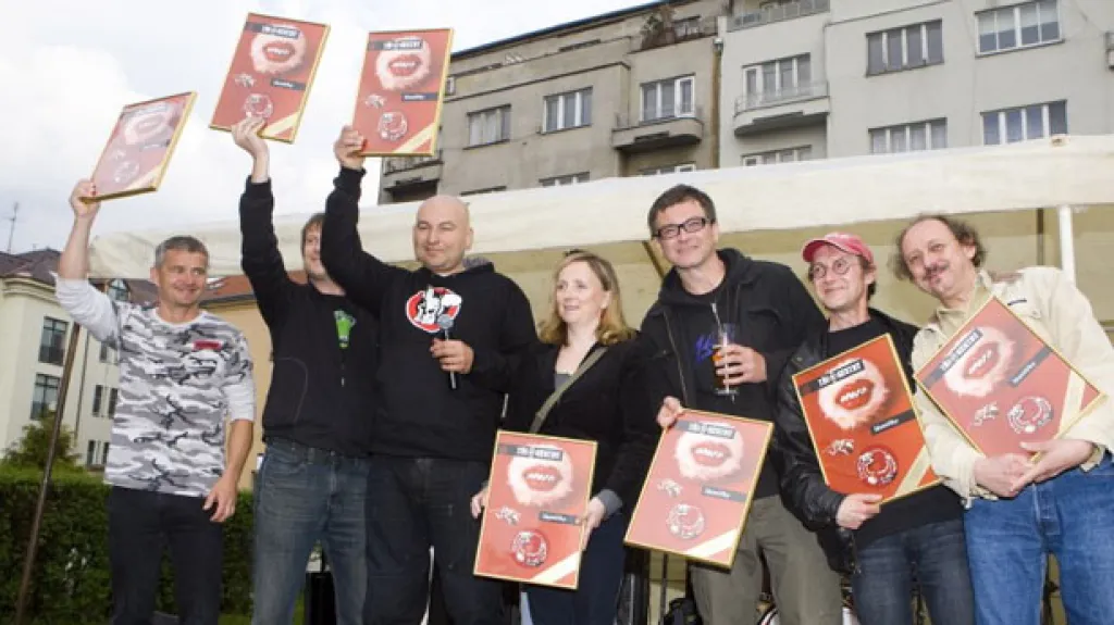 Tři sestry při přebírání Zlaté desky za CD Lázničky