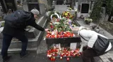 Lidé přinášeli 16. ledna 2019 kytice a svíčky na hrob Jana Palacha v Praze. Student se před padesáti lety, v lednu 1969, upálil na protest proti tomu, jak rychle lidé rezignovali na jakýkoli odpor proti okupaci země vojsky Varšavské smlouvy.