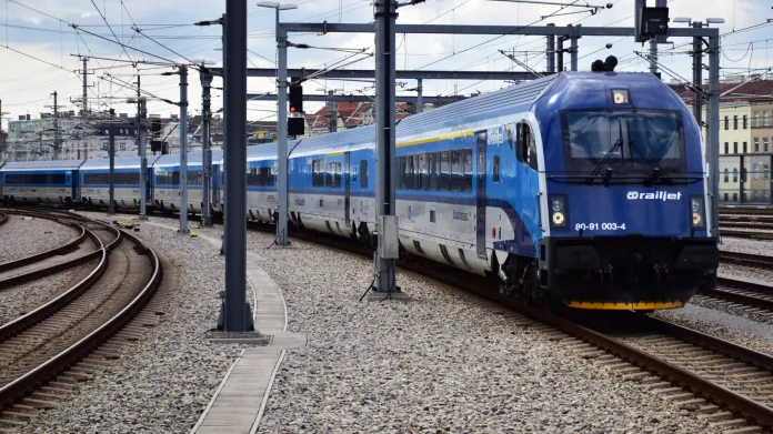 Z Vídně jezdí dálkové vlaky do Česka na dvou linkách. Jedna je přes Brno do Prahy, vlaky jsou moderní, ale proti autům pomalejší. Druhá je přes Přerov a Ostravu do Bohumína a dál. Jezdí tam hlavně polské soupravy, kterými se lidé dostanou do Ostravy rychleji než autem