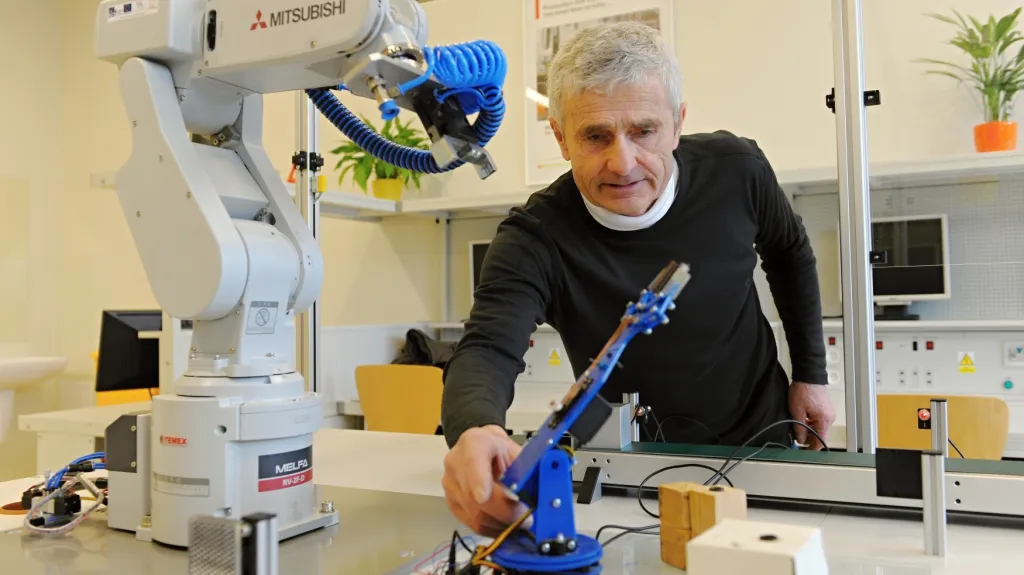 Robotické pracoviště na SPŠ v Ostrově