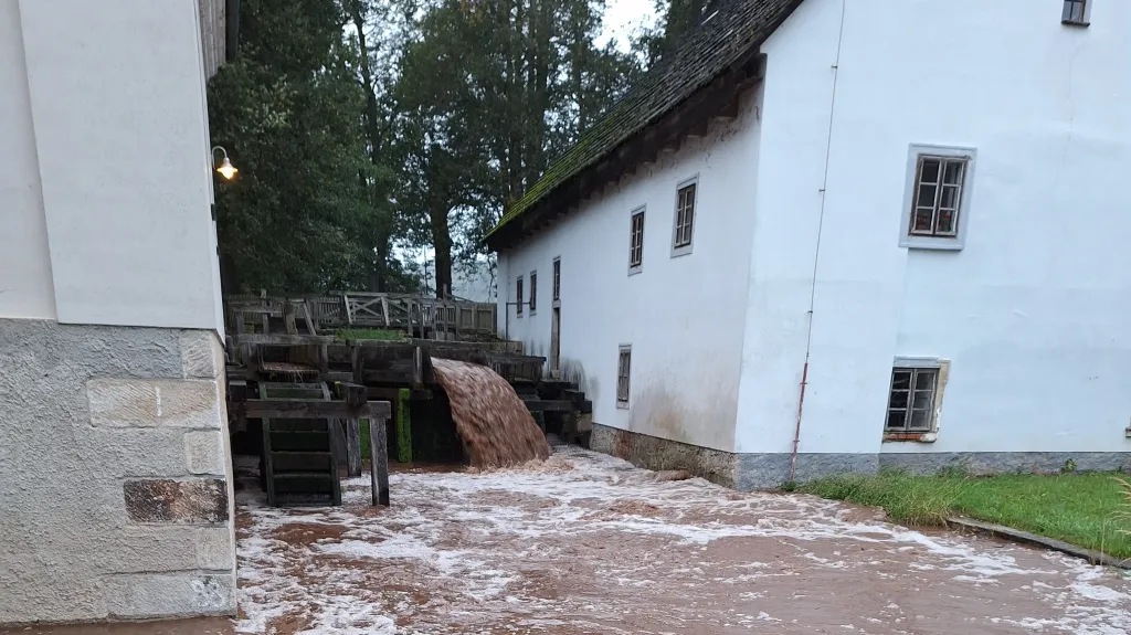 Zaplavený Rudrův mlýn v Babiččině údolí