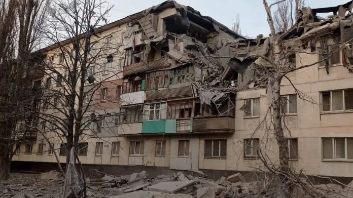 Důsledek ruského bombardování rezidenční části Lysyčansku