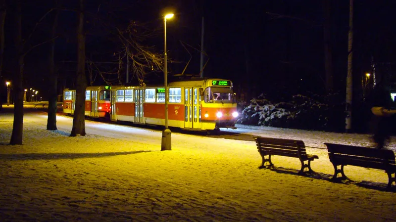 Tramvaj v zasněžené Stromovce