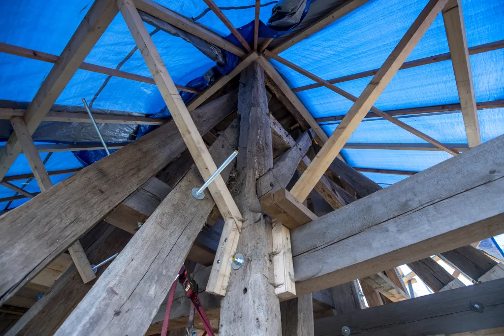 Oprava památkově chráněné dřevěné zvonice u kostela svatého Jana Křtitele ze 16. století v královéhradecké čtvrti Nový Hradec Králové