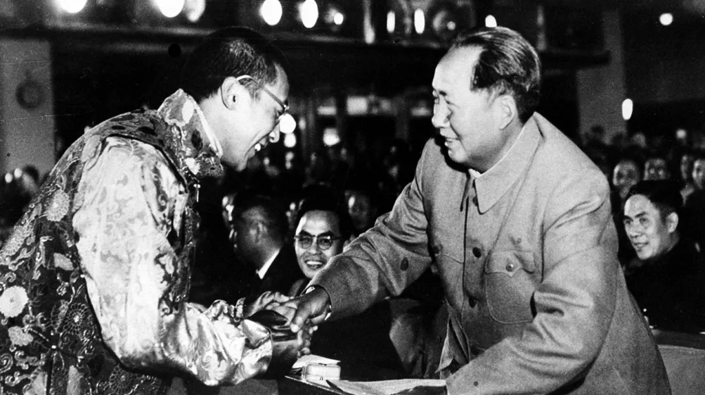 Tibetský duchovní vůdce Tändzin Gjamccho, známý jako čtrnáctý dalajlama, si v roce 1954 třese rukou s tehdejším čínským vůdcem Mao Ce-tungem