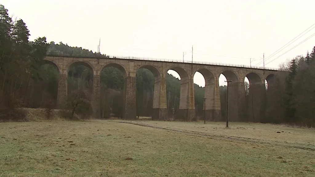 Po srážce se dva vozy s cestujícími zřítily z viaduktu