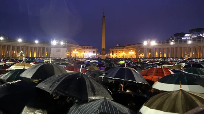 Svatopetrské náměstí čeká na nového papeže
