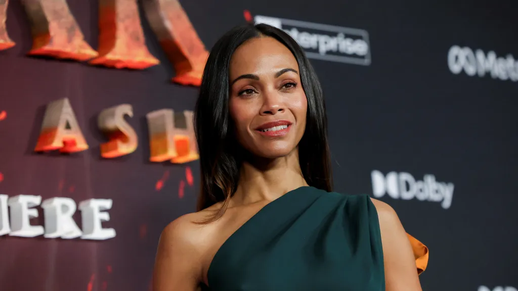 Zoe Saldanaová na světové premiéře filmu Avatar: Oheň a popel