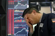 Akcie v rekordním pádu. Obavy investorů z koronaviru se prohlubují