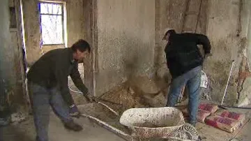 Dělníci opravují interiér zámku