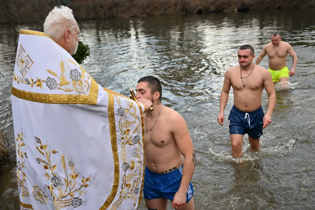 Pravoslavní věřící si v chladné vodě Svratky připomněli křest Krista v Jordánu