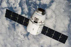 U Mezinárodní vesmírné stanice zakotvil Drak Elona Muska. Vezl umělou inteligenci