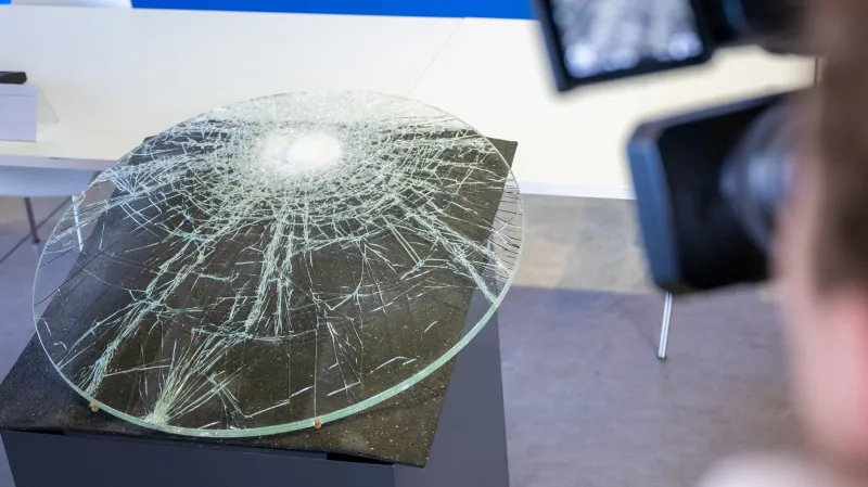 Rozbitá vitrína v muzeu Manchingu, odkud zloději odnesli keltský poklad