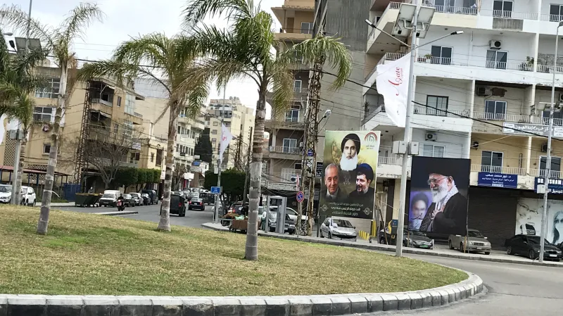 Plakáty šíitských představitelů v Týru - vpravo Chameneí