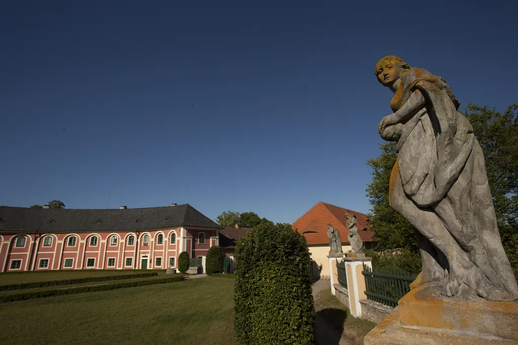 Na severní straně přiléhá k zámku čestný dvůr, který uzavírají alegorické sochy dvanácti měsíců a čtyř ročních dob z šedesátých let 18. století od neznámého autora hlásícího se k odkazu dílny Matyáše Bernarda Brauna. Blízkost vodního toku však znamenala časté povodně, které několikrát zničily i francouzskou zahradu.