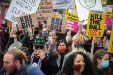 Tisíce lidí se ve Velké Británii sešly k protestům proti zákonu o policii. V Londýně došlo k potyčce