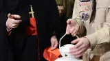 V pátek 18. prosince předali skauti betlémské světlo v Katedrále svatého Víta v Praze do rukou kardinála Dominika Duky.