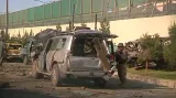 Následky atentátu nedaleko velvyslanectví USA v Kábulu