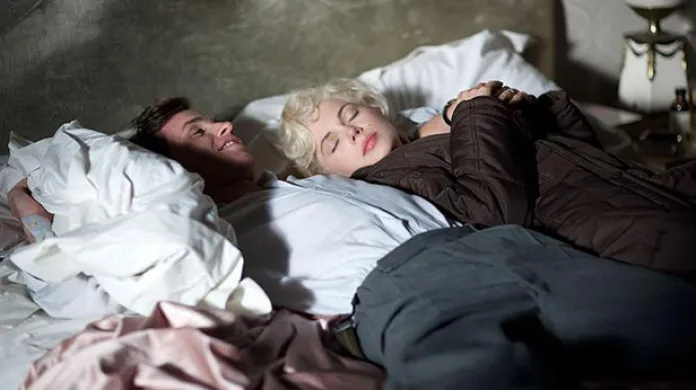 Eddie Redmayne a Michelle Williams jako Marilyn Monroe a Colin Clark ve filmu Simona Curtise Můj týden s Marilyn (USA / Velká Británie, 2011)