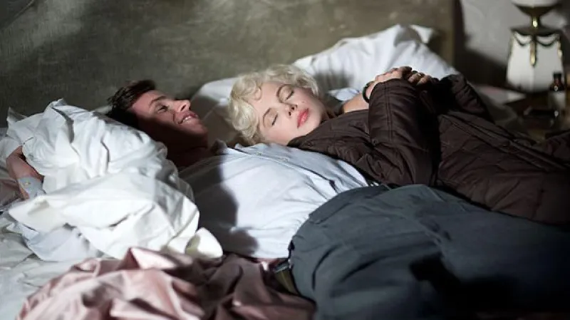 Eddie Redmayne a Michelle Williams jako Marilyn Monroe a Colin Clark ve filmu Simona Curtise Můj týden s Marilyn (USA / Velká Británie, 2011)