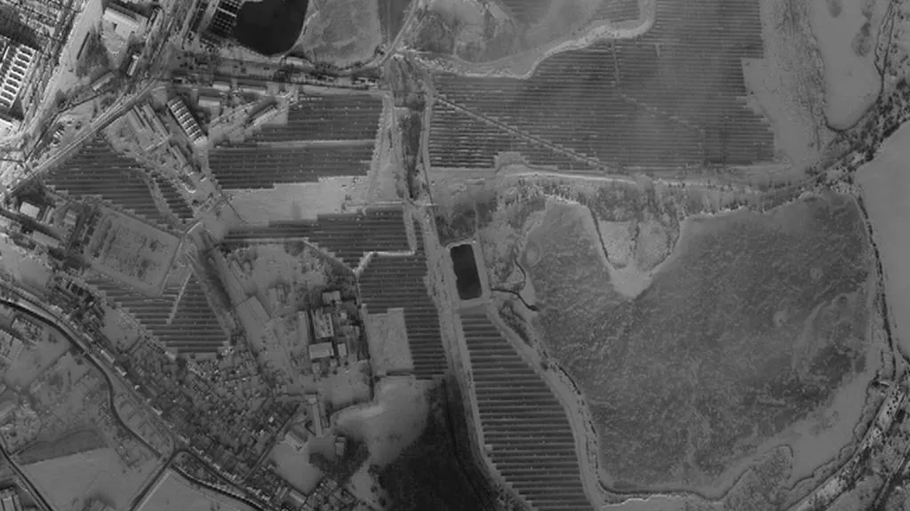Satelitní snímek solární elektrárny