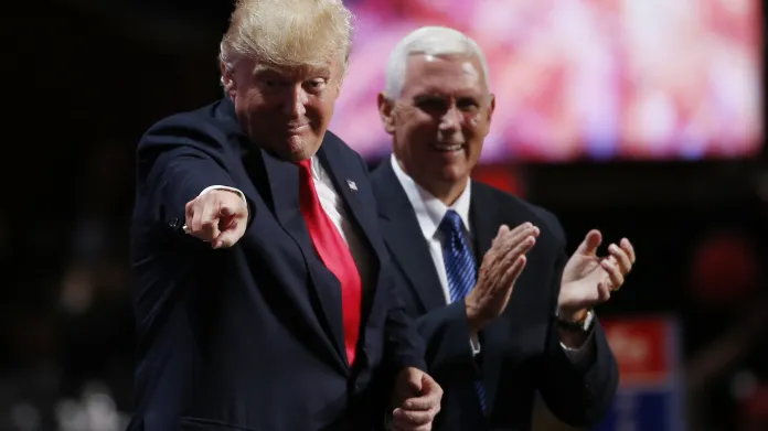 Kandidát na prezidenta Donald Trump s kandidátem na viceprezidenta Mikem Pencem za zády