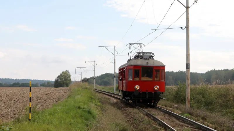 Křižíkův elektrický vůz ani Křižíkova trať se nedochovaly v původní podobě. Původně vedly nad kolejí dvě troleje, vůz byl zelený a měl lyrové sběrače.