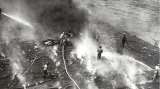 Paluba zasažené letadlové lodě USS Yorktown po náletu u Midway