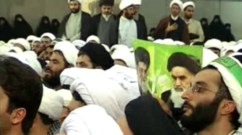 Íránci s portréty Chomejního a Chameneího