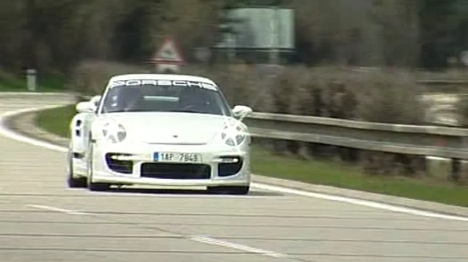 Porsche na dálnici D1