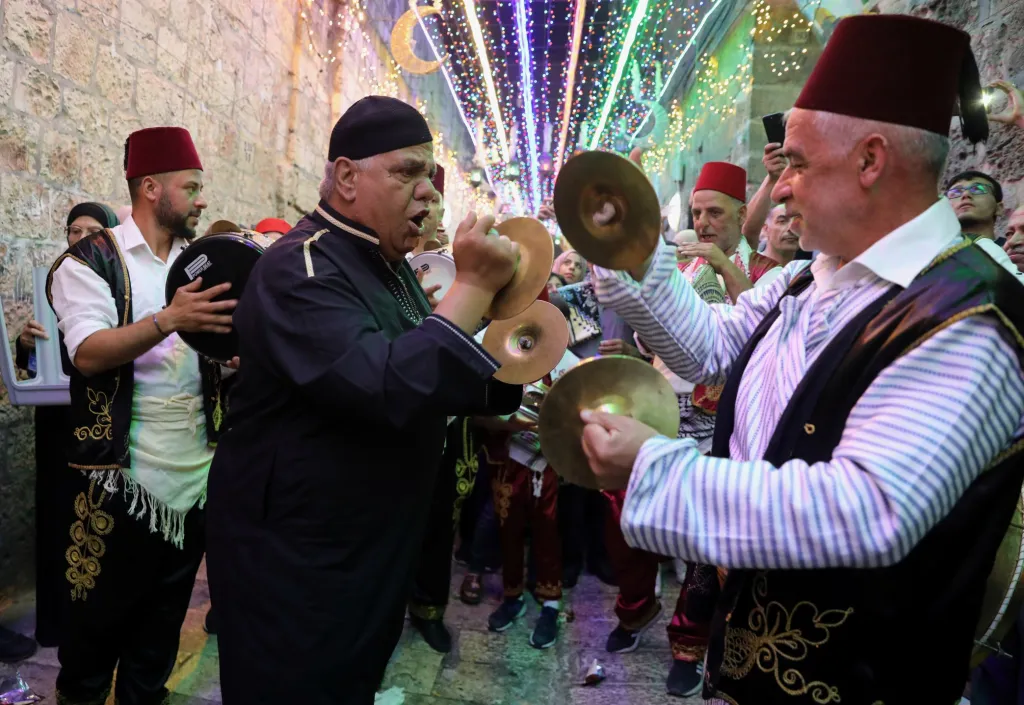 Palestinští muzikanti vystupují na oslavě konce ramadánu ve starém městě východního Jeruzaléma