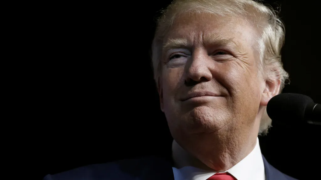 Odstoupit? Vyloučeno, vzkázal Trump