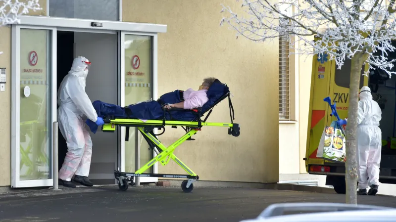 Převoz pacientů s covidem-19 z chebské nemocnice v lednu 2021