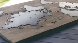 Dřevěný Oakland a skleněný Lake Louise z kolekce designových map Delast