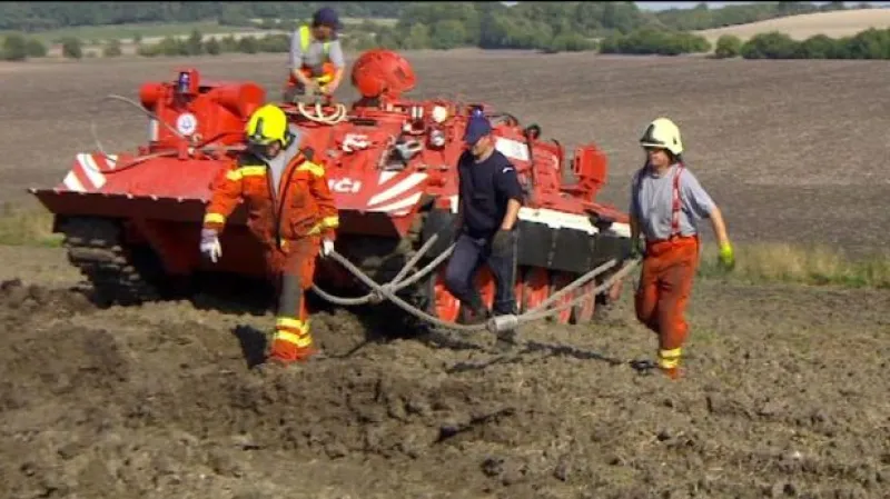 Vyprošťovaci tanky se vrhly na vykolejený vlak