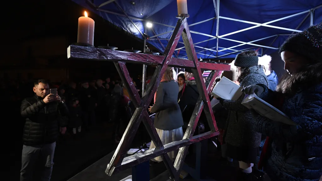 Chanukový svícen v pražských Bubnech