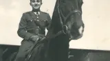 Miloš Knorr před válkou jako dragoun. Láska ke koním mu zůstala až do smrti.