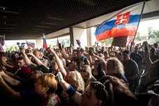 Dav odpůrců očkování se pokusil vtrhnout do slovenského parlamentu