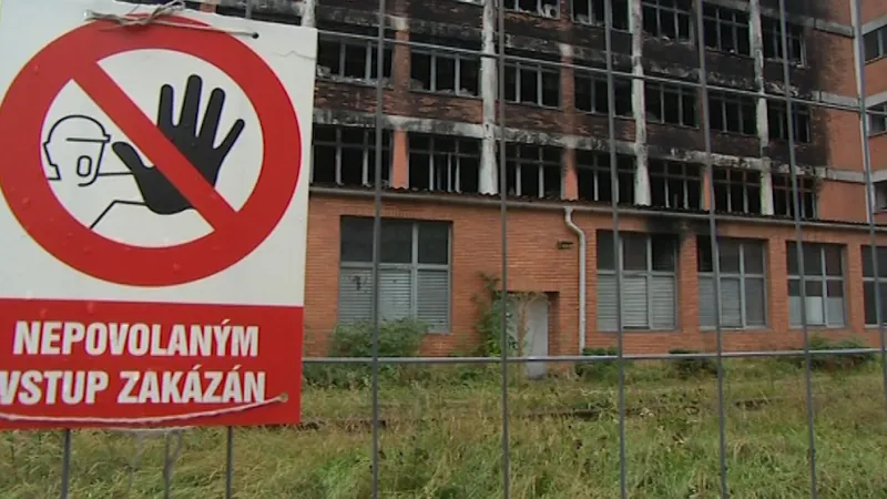Vyklízení vyhořelého skladu elektroniky ve Zlíně