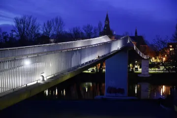 Nymburk uzavřel lávku stejného typu, jako byla v Troji. Podle starosty může mít konstrukční vadu