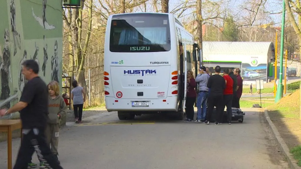 Skupina Iráčanů odjíždí z Okrouhlíku