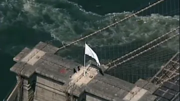 Bílá vlajka na Brooklynském mostě
