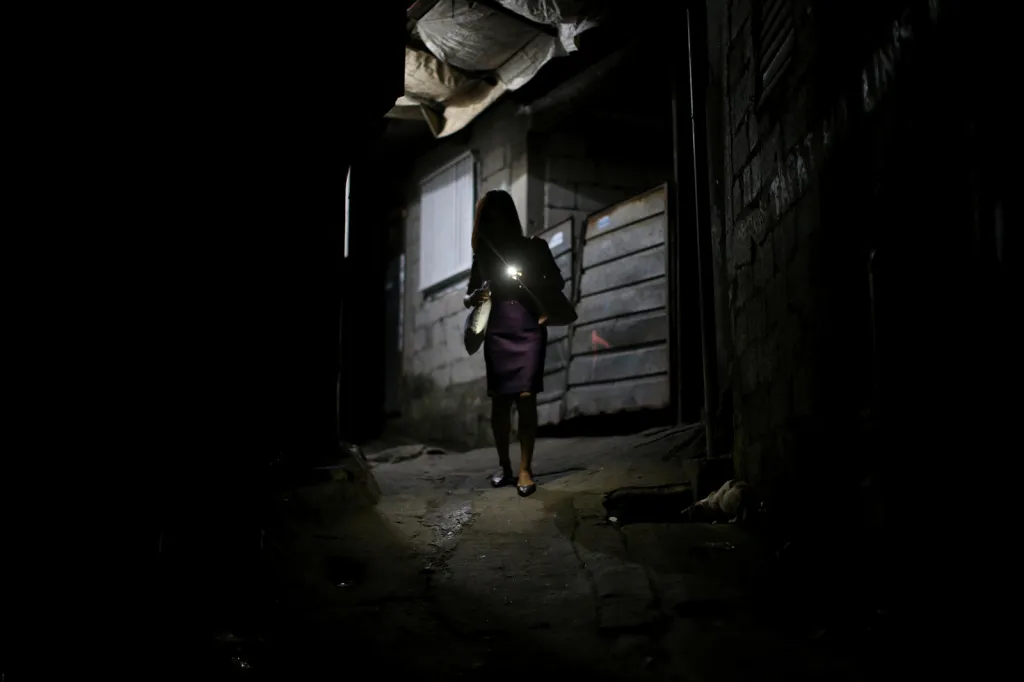 Janice Saradová (22 let), která pracuje pro banku ve filipínském městě Antipolo, při své ranní cestě do zaměstnání. Janice opouští svůj domov v půl páté ráno, aby přišla do práce včas, v 8:30. „V době špičky je velmi obtížné dojíždět na čas. Zaměstnavatelé ale na dodržování včasných příchodů lpějí. Večer už je jedno, že přijedu pozdě.“