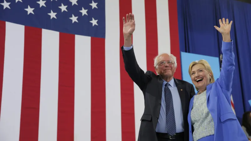 Bernie Sanders a Hillary Clintonová při společném vystoupení v rámci předvolební kampaně