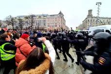„Svobodu pro Navalného!“ Rusové demonstrovali v desítkách měst, zadrželi jich přes tři tisíce