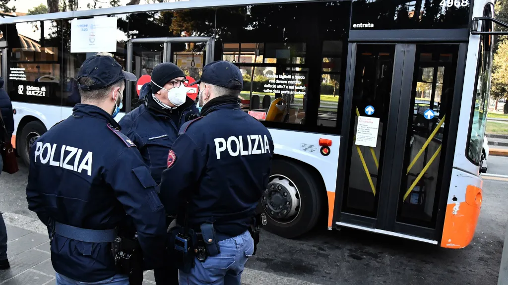 Italští policisté kontrolují covidové certifikáty ve veřejné dopravě