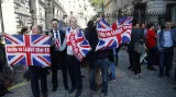 Ulice Londýna (na snímku) i dalších britských měst se plní lidmi oslavujícími oficiální výsledky referenda o brexitu.