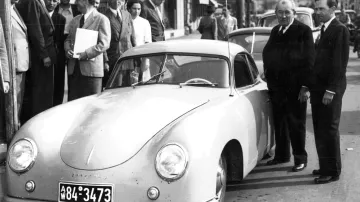 Ferdinand Porsche ml. (vpravo) se svým otcem (vlevo) vedle sportovního vozu Porsche 356 z roku 1948. V témže roce spolu otec a syn založili automobilku. Jednalo se o druhý model Porsche a první sériově vyráběné auto, které neslo název rodinné firmy. Bylo původně postaveno v Gmündu v Rakousku, kam byla společnost evakuována během válečných časů.